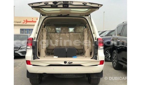 Acheter Import Voiture Toyota Land Cruiser Blanc à Import - Dubai, Conakry Acheter Import Voiture Toyota Land Cruiser Blanc à Import - Dubai, Conakry