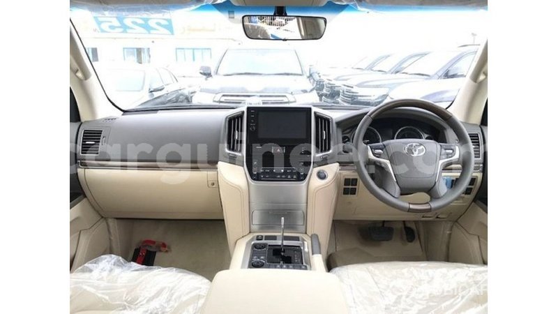 Big with watermark toyota land cruiser conakry import dubai 5557