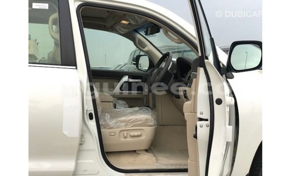 Acheter Import Voiture Toyota Land Cruiser Blanc à Import - Dubai, Conakry Acheter Import Voiture Toyota Land Cruiser Blanc à Import - Dubai, Conakry