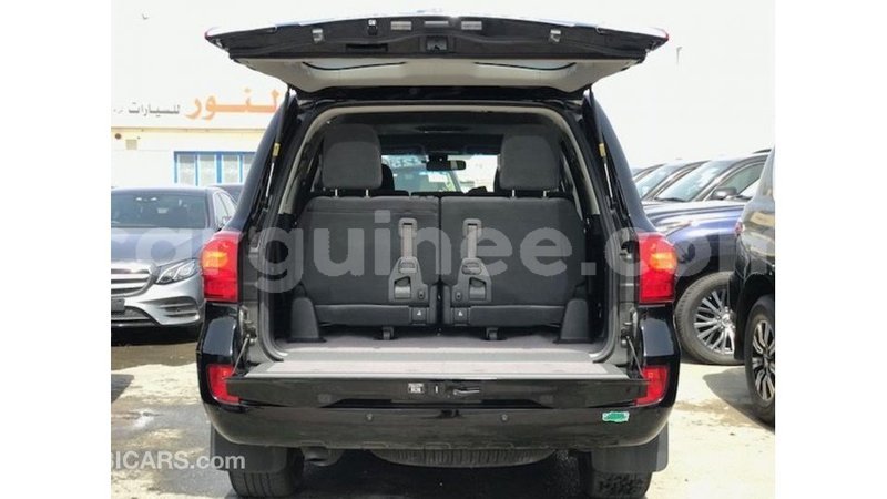 Big with watermark toyota land cruiser conakry import dubai 5592