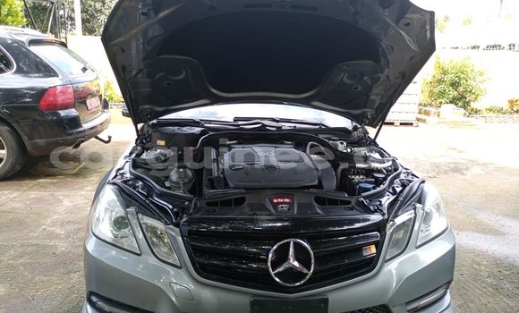 Acheter Occasion Voiture Mercedes-Benz E–Class Gris à Conakry, Conakry Acheter Occasion Voiture Mercedes-Benz E–Class Gris à Conakry, Conakry