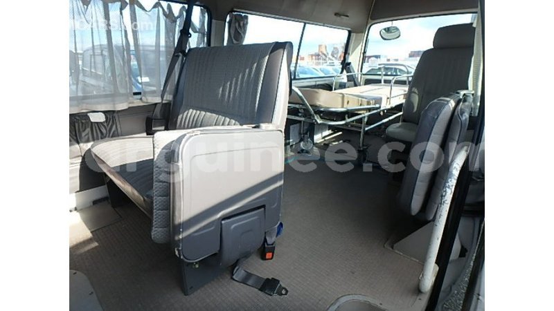 Big with watermark nissan caravan conakry import dubai 6027
