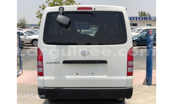 Acheter Import Voiture Toyota Hiace Blanc à Import - Dubai, Conakry Acheter Import Voiture Toyota Hiace Blanc à Import - Dubai, Conakry