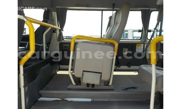 Acheter Import Voiture Toyota Hiace Blanc à Import - Dubai, Conakry Acheter Import Voiture Toyota Hiace Blanc à Import - Dubai, Conakry