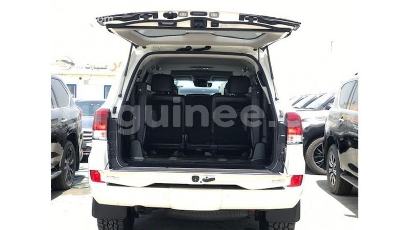 Big with watermark toyota land cruiser conakry import dubai 6148