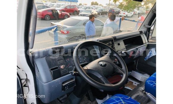 Acheter Import Voiture Mitsubishi Carisma Blanc à Import - Dubai, Conakry Acheter Import Voiture Mitsubishi Carisma Blanc à Import - Dubai, Conakry