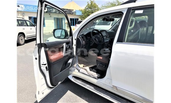 Buy Import Toyota Land Cruiser White Car in Import - Dubai in Conakry Buy Import Toyota Land Cruiser White Car in Import - Dubai in Conakry