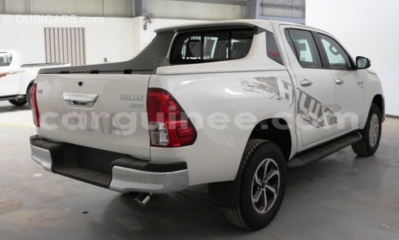 Acheter Import Voiture Toyota Hilux Blanc à Import - Dubai, Conakry Acheter Import Voiture Toyota Hilux Blanc à Import - Dubai, Conakry