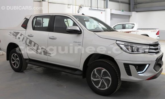 Acheter Import Voiture Toyota Hilux Blanc à Import - Dubai, Conakry Acheter Import Voiture Toyota Hilux Blanc à Import - Dubai, Conakry