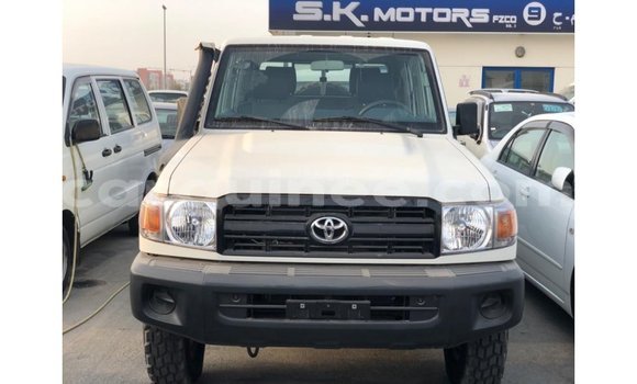 Buy Import Toyota Land Cruiser White Car in Import - Dubai in Conakry
