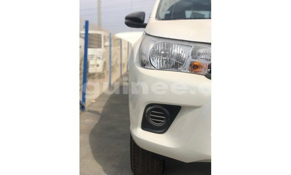 Acheter Import Voiture Toyota Hilux Blanc à Import - Dubai, Conakry Acheter Import Voiture Toyota Hilux Blanc à Import - Dubai, Conakry