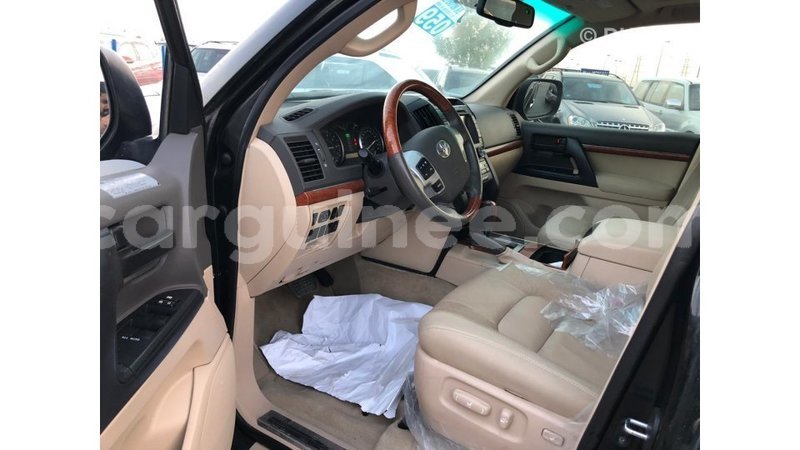 Big with watermark toyota land cruiser conakry import dubai 6290