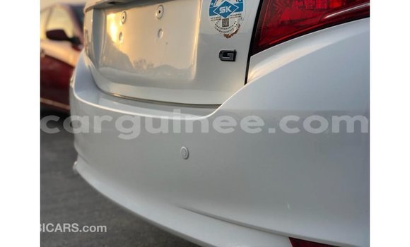 Acheter Import Voiture Toyota Yaris Blanc à Import - Dubai, Conakry Acheter Import Voiture Toyota Yaris Blanc à Import - Dubai, Conakry