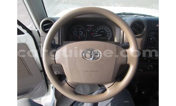 Acheter Import Voiture Toyota Land Cruiser Blanc à Import - Dubai, Conakry Acheter Import Voiture Toyota Land Cruiser Blanc à Import - Dubai, Conakry