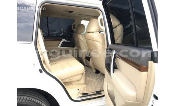 Acheter Import Voiture Toyota Land Cruiser Blanc à Import - Dubai, Conakry Acheter Import Voiture Toyota Land Cruiser Blanc à Import - Dubai, Conakry