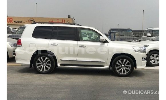 Acheter Import Voiture Toyota Land Cruiser Blanc à Import - Dubai, Conakry Acheter Import Voiture Toyota Land Cruiser Blanc à Import - Dubai, Conakry