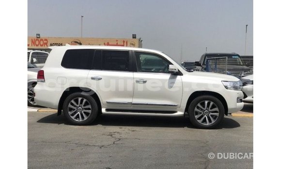Acheter Import Voiture Toyota Land Cruiser Blanc à Import - Dubai, Conakry Acheter Import Voiture Toyota Land Cruiser Blanc à Import - Dubai, Conakry
