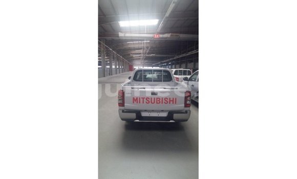 Acheter Import Voiture Mitsubishi L200 Blanc à Import - Dubai, Conakry Acheter Import Voiture Mitsubishi L200 Blanc à Import - Dubai, Conakry
