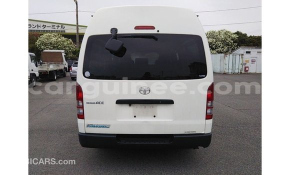 Acheter Import Voiture Toyota Hiace Blanc à Import - Dubai, Conakry Acheter Import Voiture Toyota Hiace Blanc à Import - Dubai, Conakry