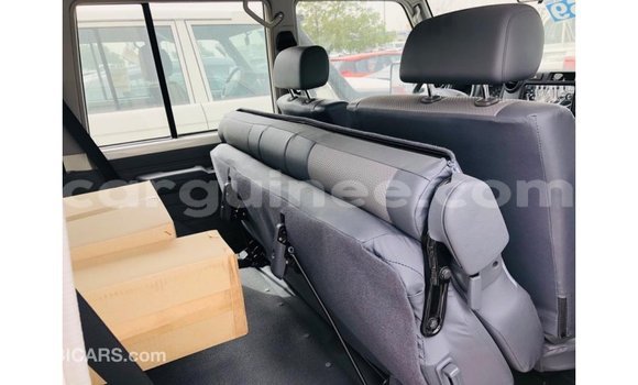 Acheter Import Voiture Toyota Land Cruiser Blanc à Import - Dubai, Conakry Acheter Import Voiture Toyota Land Cruiser Blanc à Import - Dubai, Conakry