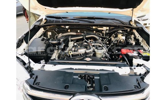 Acheter Import Voiture Toyota Hilux Blanc à Import - Dubai, Conakry Acheter Import Voiture Toyota Hilux Blanc à Import - Dubai, Conakry