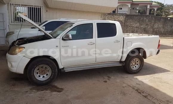 Buy Used Toyota Hilux White Car in Conakry in Conakry
