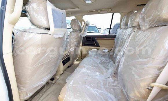Acheter Import Voiture Toyota Land Cruiser Blanc à Import - Dubai, Conakry Acheter Import Voiture Toyota Land Cruiser Blanc à Import - Dubai, Conakry
