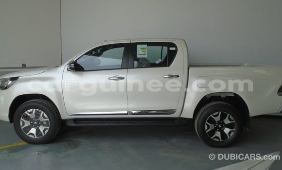 Acheter Import Voiture Toyota Hilux Blanc à Import - Dubai, Conakry Acheter Import Voiture Toyota Hilux Blanc à Import - Dubai, Conakry