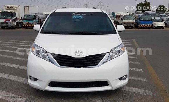 Acheter Import Voiture Toyota Sienna Blanc à Import - Dubai, Conakry Acheter Import Voiture Toyota Sienna Blanc à Import - Dubai, Conakry