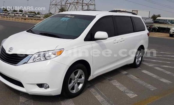 Acheter Import Voiture Toyota Sienna Blanc à Import - Dubai, Conakry Acheter Import Voiture Toyota Sienna Blanc à Import - Dubai, Conakry