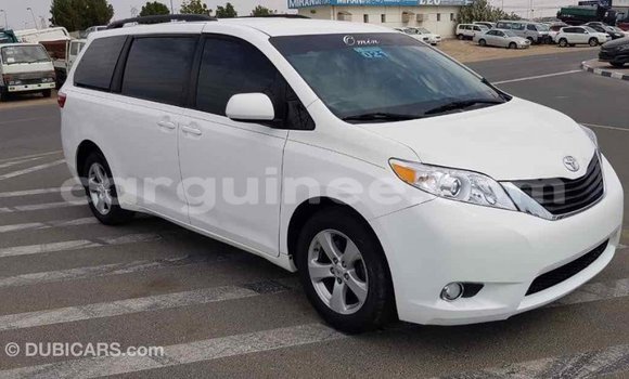 Acheter Import Voiture Toyota Sienna Blanc à Import - Dubai, Conakry Acheter Import Voiture Toyota Sienna Blanc à Import - Dubai, Conakry