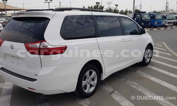 Acheter Import Voiture Toyota Sienna Blanc à Import - Dubai, Conakry Acheter Import Voiture Toyota Sienna Blanc à Import - Dubai, Conakry