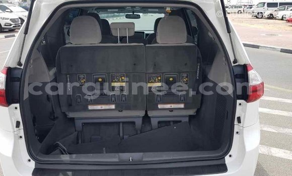 Acheter Import Voiture Toyota Sienna Blanc à Import - Dubai, Conakry Acheter Import Voiture Toyota Sienna Blanc à Import - Dubai, Conakry