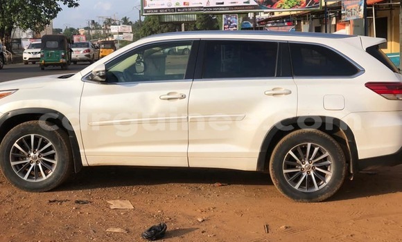 Buy Used Toyota Highlander White Car in Conakry in Conakry