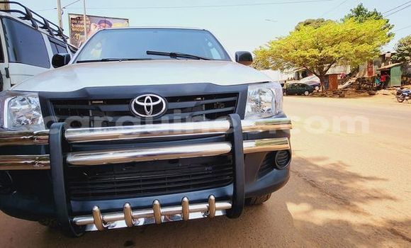 Buy Used Toyota Hilux White Car in Conakry in Conakry Buy Used Toyota Hilux White Car in Conakry in Conakry