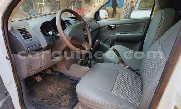 Buy Used Toyota Hilux White Car in Conakry in Conakry Buy Used Toyota Hilux White Car in Conakry in Conakry