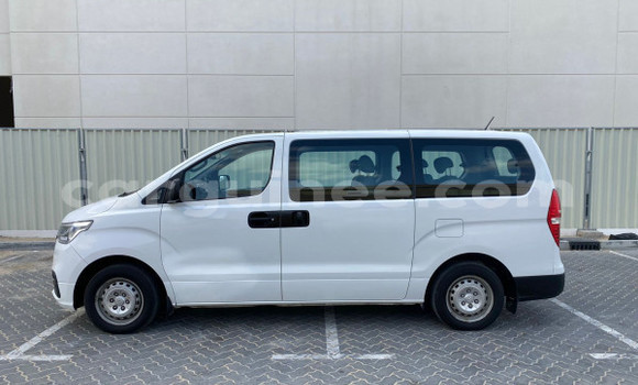 Buy Used Hyundai H1 White Car in Coyah in Coyah Buy Used Hyundai H1 White Car in Coyah in Coyah