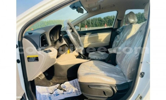Buy Used Hyundai Elantra White Car in Coyah in Coyah Buy Used Hyundai Elantra White Car in Coyah in Coyah