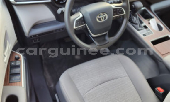 Buy Used Toyota Sienna Red Car in Conakry in Conakry Buy Used Toyota Sienna Red Car in Conakry in Conakry