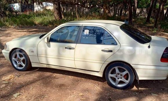 Acheter Occasion Voiture Mercedes-Benz E–Class Blanc à Conakry, Conakry Acheter Occasion Voiture Mercedes-Benz E–Class Blanc à Conakry, Conakry