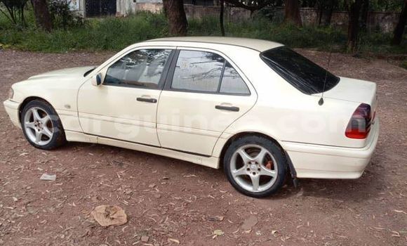 Acheter Occasion Voiture Mercedes-Benz E–Class Blanc à Conakry, Conakry Acheter Occasion Voiture Mercedes-Benz E–Class Blanc à Conakry, Conakry