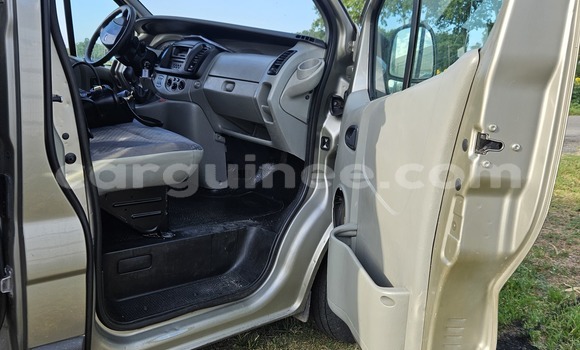 Buy Used Renault Trafic Silver Car in Conakry in Conakry Buy Used Renault Trafic Silver Car in Conakry in Conakry