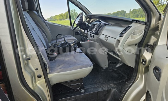 Buy Used Renault Trafic Silver Car in Conakry in Conakry Buy Used Renault Trafic Silver Car in Conakry in Conakry