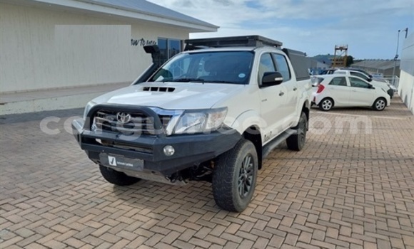 Buy Used Toyota Hilux White Car in Conakry in Conakry