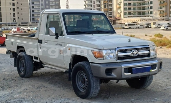 Buy Used Toyota Land Cruiser White Car in Conakry in Conakry Buy Used Toyota Land Cruiser White Car in Conakry in Conakry