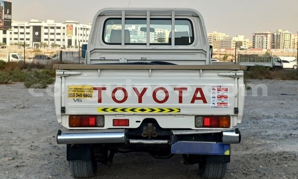 Buy Used Toyota Land Cruiser White Car in Conakry in Conakry Buy Used Toyota Land Cruiser White Car in Conakry in Conakry