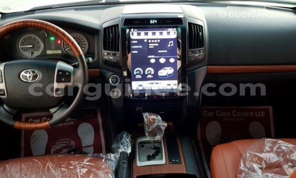 Acheter Import Voiture Toyota Land Cruiser Blanc à Import - Dubai, Conakry Acheter Import Voiture Toyota Land Cruiser Blanc à Import - Dubai, Conakry