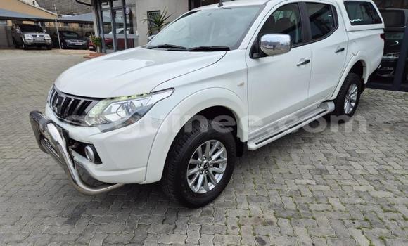 Buy Used Mitsubishi Triton White Car in Conakry in Conakry Buy Used Mitsubishi Triton White Car in Conakry in Conakry