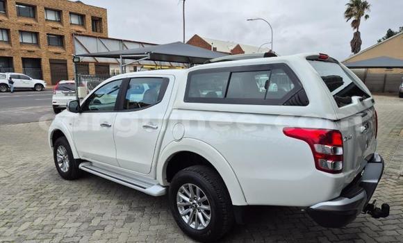 Buy Used Mitsubishi Triton White Car in Conakry in Conakry Buy Used Mitsubishi Triton White Car in Conakry in Conakry