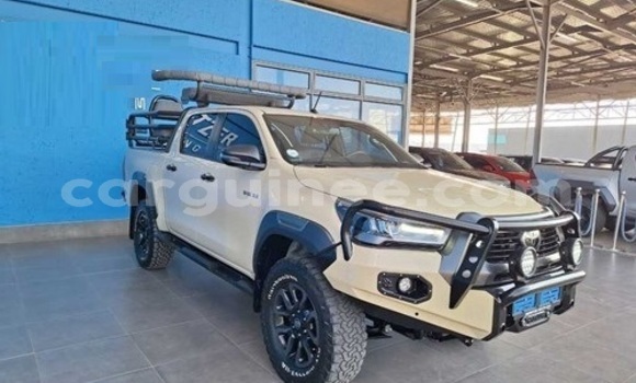 Buy Used Toyota Hilux Beige Car in Conakry in Conakry Buy Used Toyota Hilux Beige Car in Conakry in Conakry